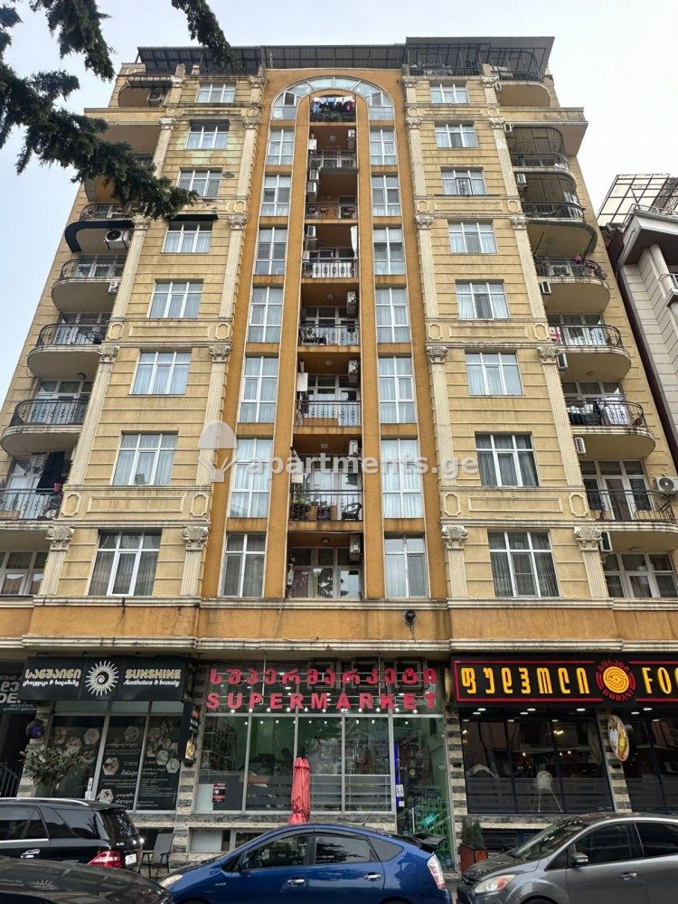 იყიდება 4 ოთახიანი ბინა ბათუმში