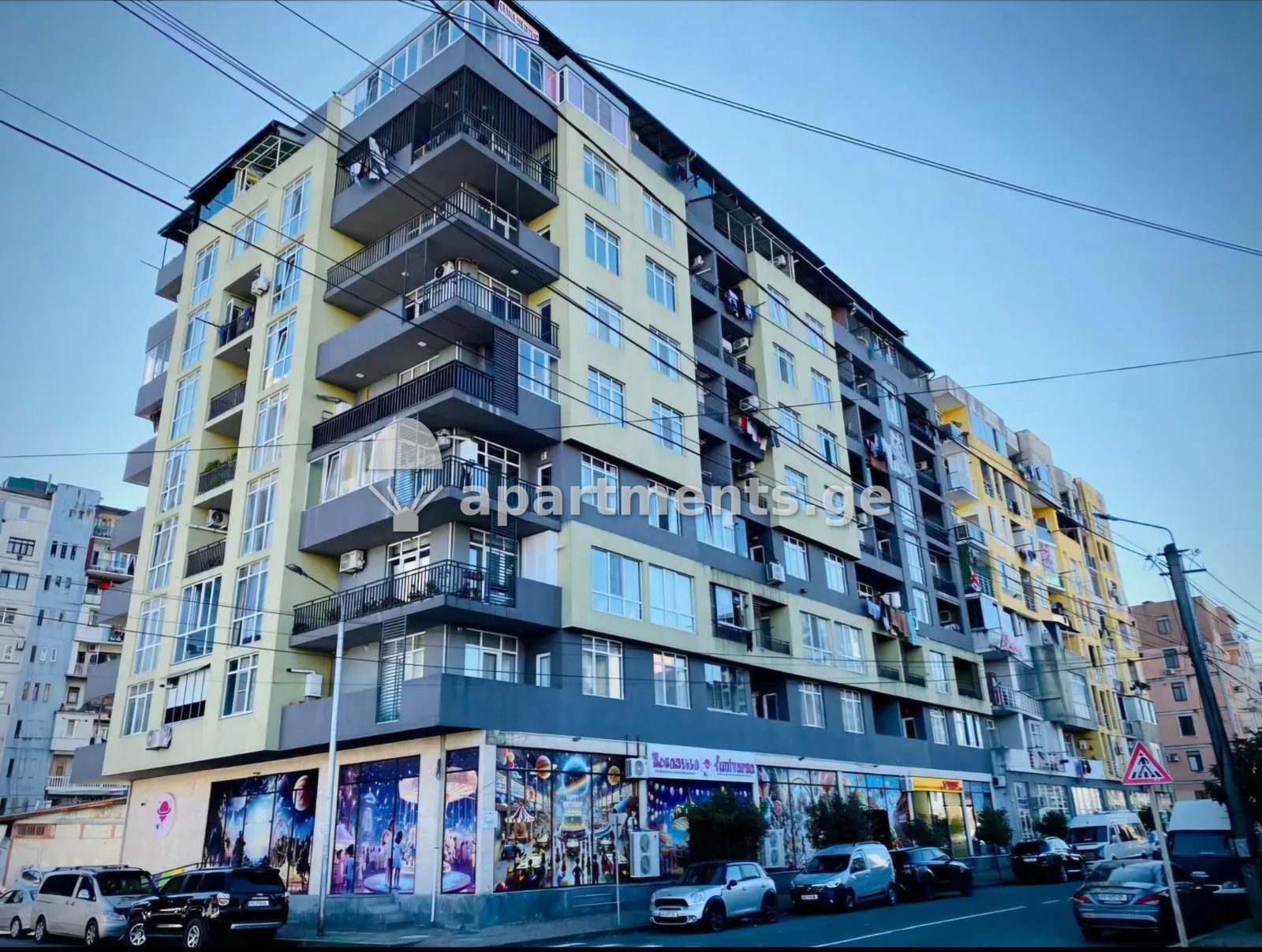 იყიდება 4 ოთახიანი ბინა ბათუმში